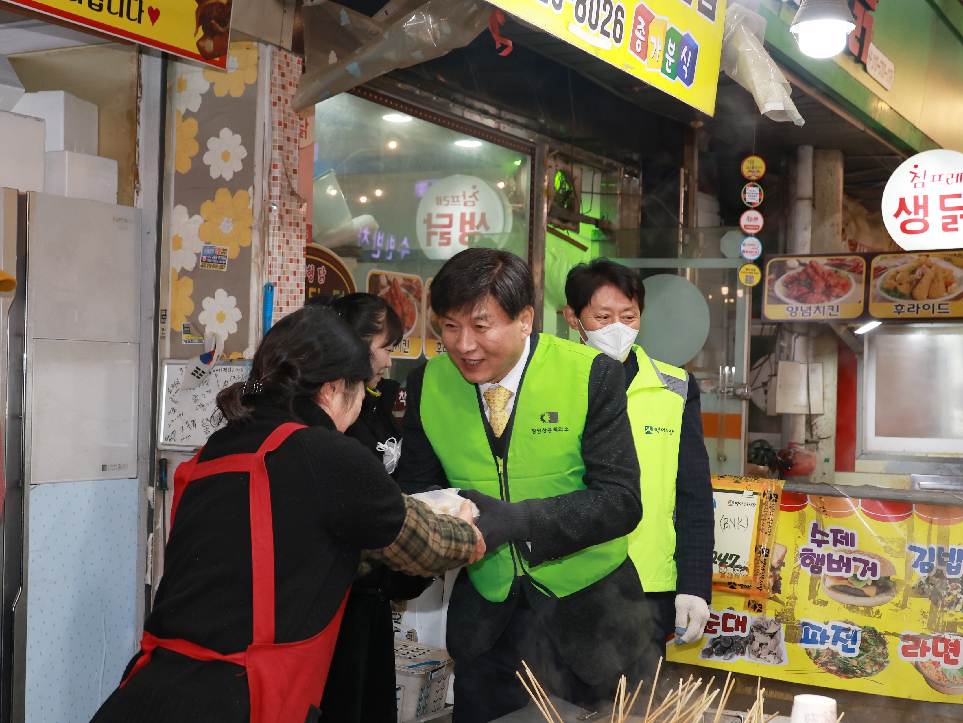 전통시장에 온기 전하다 「2025 으라차차 희망 떡 나누기 행사」 개최